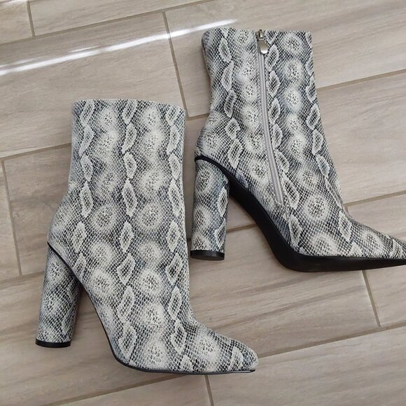Fashion Nova NWOB Vegan Black/White Snake Print Mid Calf Boot.  Size  11 M - Picture 5 of 7